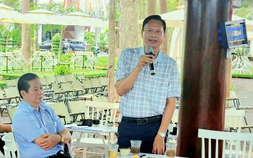 Ông Phạm Đông Thanh - Chủ tịch Hiệp hội Doanh nghiệp tỉnh Đắk Lắk trao đổi về kế hoạch hỗ trợ doanh nghiệp trong thời gian tới.